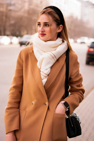 Promenade Ville Jolie Fille Souriante Vêtue Manteau Imperméable Chapeau Feutre — Photo