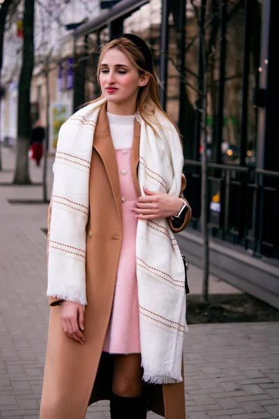 Promenade Ville Jolie Fille Souriante Vêtue Manteau Imperméable Chapeau Feutre — Photo