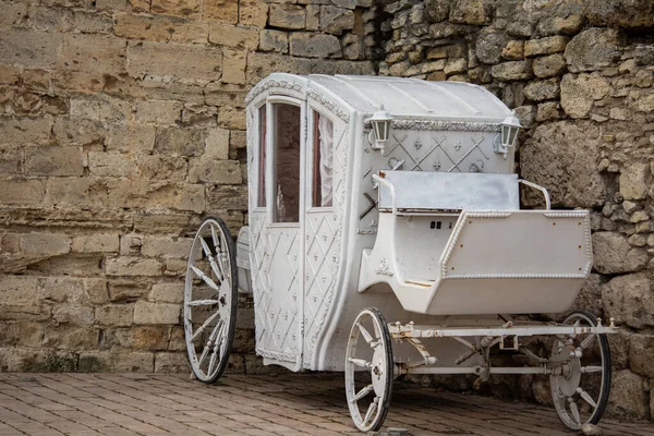 古董车在古堡里白色的古董车白色购物车 — 图库照片