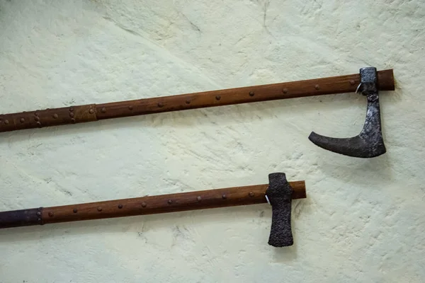 Ortaçağ baltası kırpma yolu ile beyaz arkaplanda izole edildi