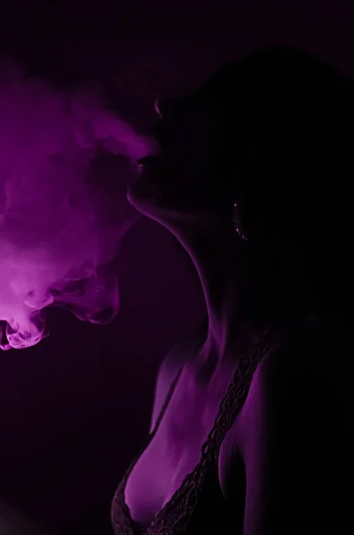 Homem Bonito Capuz Preto Fuma Exala Grandes Nuvens Fumaça Rosa — Fotografia de Stock
