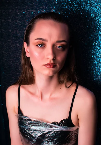 Cazibeli moda kızı. Parlak makyajlı güzel bir yüz. Genç ve güzel bir kadın. Canlı renkleri olan genç ve çekici bir kadının sanat portresini kapat..