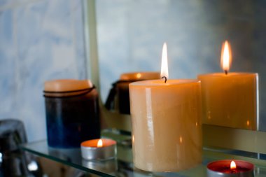 Salonda spa tedavisi kavramı. Doğal organik yağ, havlu, dekor olarak mumlar. Rahatlama, huzur ve zevk atmosferi. Stres önleyici ve detoks prosedürü.