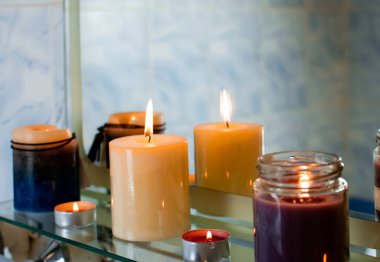 Salonda spa tedavisi kavramı. Doğal organik yağ, havlu, dekor olarak mumlar. Rahatlama, huzur ve zevk atmosferi. Stres önleyici ve detoks prosedürü.