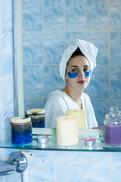 Een Meisje Een Badjas Met Een Handdoek Haar Hoofd Plakt — Stockfoto