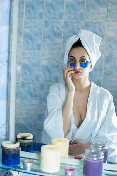 Een Meisje Een Badjas Met Een Handdoek Haar Hoofd Plakt — Stockfoto