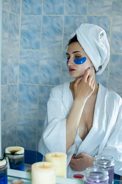 Uma Menina Roupão Banho Com Uma Toalha Cabeça Enfia Manchas — Fotografia de Stock