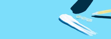 Mavi arka planda bir doz sıvı hyaluronik asit olan bir boru. Kozmetik konsepti. Düz yat. Tex için yer