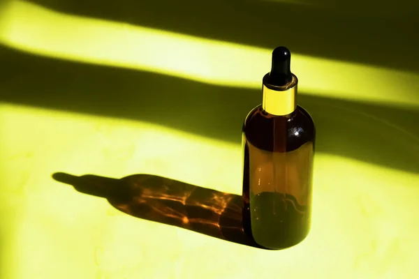 美容スキンケアコンセプト 化粧品油や血清とガラスボトル 自然光 深い影 コピースペース — ストック写真