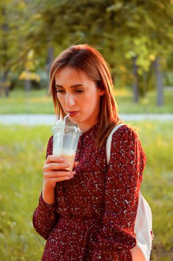 Parkta yürüyen bir kadın. 