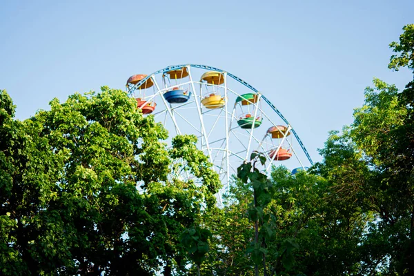 蓝天背景下游乐园五颜六色的摩天轮 — 图库照片