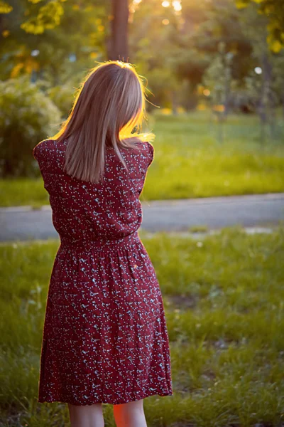 Ελκυστική Νεαρή Γυναίκα Απολαμβάνει Χρόνο Της Ένα Πάρκο Ηλιοβασίλεμα Στο — Φωτογραφία Αρχείου