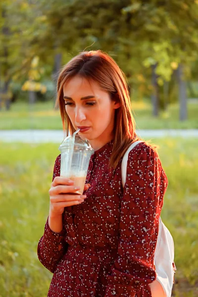 Parkta yürüyen bir kadın. 