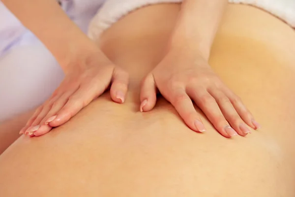 Junge Frau Bekommt Rückenmassage Wellnessbereich Patientin Die Von Einem Professionellen — Stockfoto