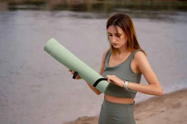 Spor Kıyafetli Bir Kız Elinde Yoga Minderi Tutuyor Yeşil Eşofman — Stok fotoğraf