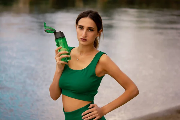 Egy Lány Sport Egyenruhában Egy Üveget Tart Kezében Egy Lány — Stock Fotó