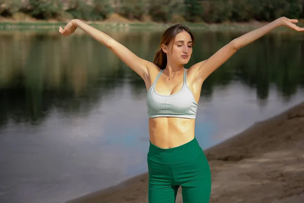 Spor Üniformalı Bir Kız Vücut Için Esneme Hareketleri Yapıyor Yeşil — Stok fotoğraf