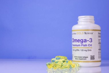Masada bir kavanoz omega 3 vitamin, vitaminler mavi arka planda omega 3 vitaminli ahşap bir kaşık sağlıklı yaşam tarzı, beslenme takviyeleri, vitaminler, sağlık