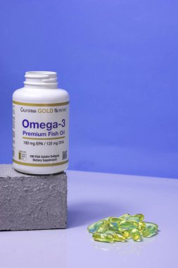 Masada bir kavanoz omega 3 vitamin, vitaminler mavi arka planda omega 3 vitaminli ahşap bir kaşık sağlıklı yaşam tarzı, beslenme takviyeleri, vitaminler, sağlık