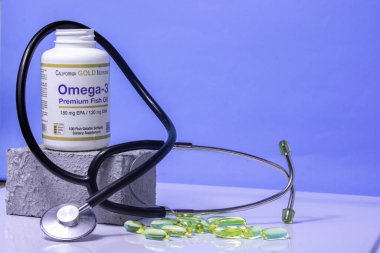 Masada bir kavanoz omega 3 vitamin, vitaminler mavi arka planda omega 3 vitaminli ahşap bir kaşık sağlıklı yaşam tarzı, beslenme takviyeleri, vitaminler, sağlık