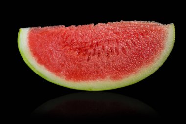 Dilimlenmiş karpuz. Siyah bir arkaplanda izole edilmiş.