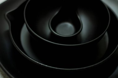 Masanın üstündeki mutfak eşyalarının üst görünümü ve alanı kopyala.