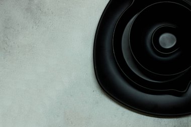 Masanın üstündeki mutfak eşyalarının üst görünümü ve alanı kopyala.