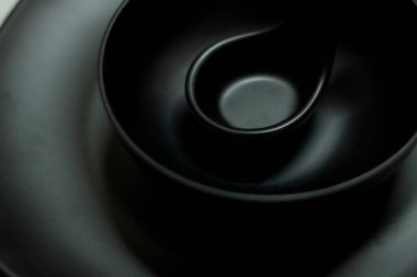 Masanın üstündeki mutfak eşyalarının üst görünümü ve alanı kopyala.