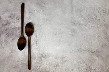 Masanın üzerindeki ahşap mutfak eşyalarının üst görüntüsü ve kopyalama alanı.