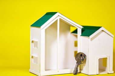 Minyatür ev modeli ve anahtarı. Emlak kavramı.