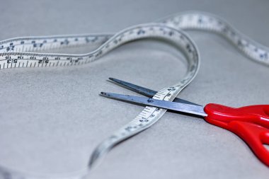 Dikiş makinesi, kumaş, makas ve ölçü tablosu. Terzi ya da el yapımı kıyafet konsepti.