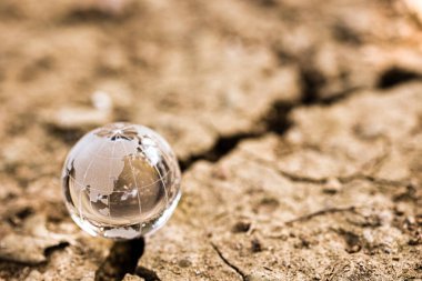 İklim değişikliği ya da küresel ısınma kavramı. Kuraklık topraklarında dünya kristal camları.