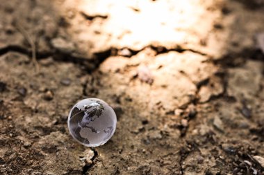  İklim değişikliği ya da küresel ısınma kavramı. Kuraklık topraklarında dünya kristal camları.