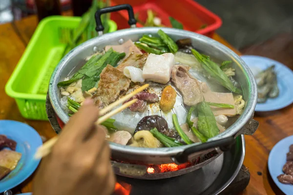 在泰国曼谷的一家自助餐馆 在泰国火锅 Maw Fai 上烹调的各种肉类 蘑菇和食材 Eryngium — 图库照片