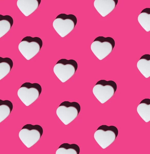 Aşıklar Için Pembe Arka Planı Olan Beyaz Kalp Deseni — Stok fotoğraf
