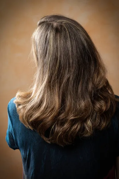 Tintura Cabelo Uma Mulher Meia Idade Que Ainda Parece Jovem — Fotografia de Stock