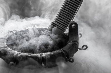 Deneyde siyah ve beyaz arkaplan üzerinde dumanlı pipo bulunan kriyojenik kabın içindeki sıvı nitrojen.