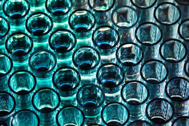 Üst görüş test tüplerini kapatın. Bilim laboratuarında 96 kuyu mikro levhası mavi neon ışığın altında. Bilimsel araştırma konsepti