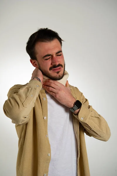 Homem Perturbado Com Colarinho Cervical Espuma Sofrendo Dor Pescoço Centro — Fotografia de Stock