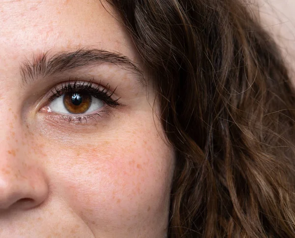 Close Vista Frontal Caucasiano Bela Mulher Cortada Rosto Esquerdo Olho — Fotografia de Stock