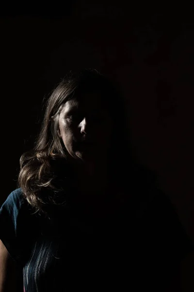 Metade Retrato Mulher Irreconhecível Sombra Escondeu Escuridão Mulher Isolada Fundo — Fotografia de Stock