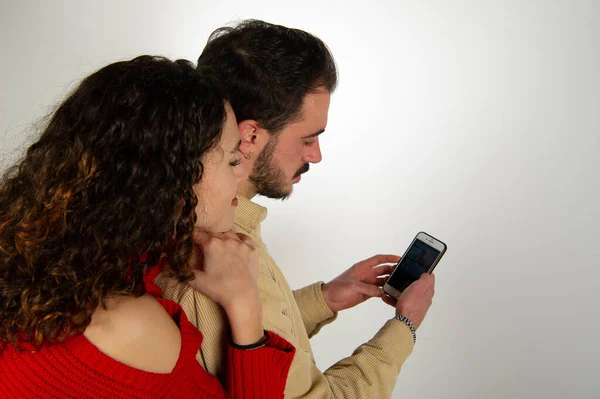 Happy Couple Looking Phone Together Smiling Couple Shopping Online Surfing — Stock Photo, Image