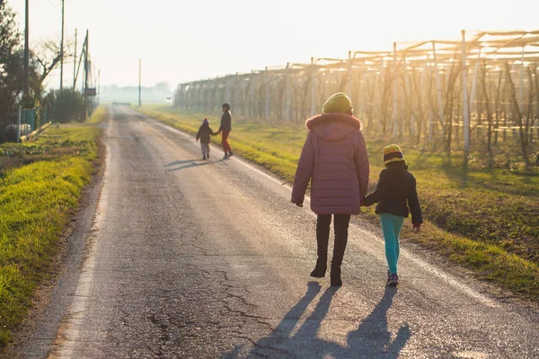 Unbekümmerte Kinder Die Mit Ihren Großeltern Auf Dem Land Spazieren — Stockfoto