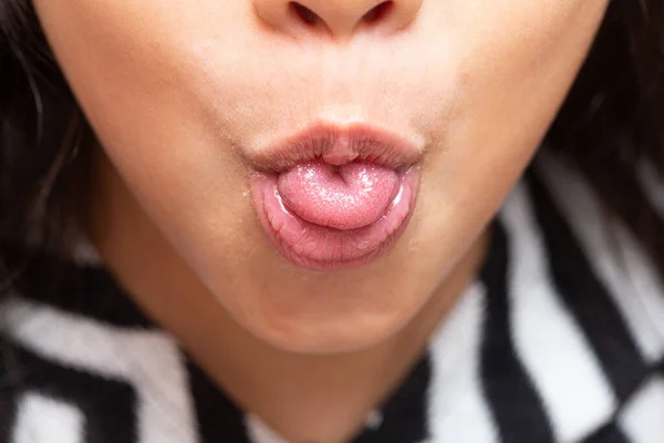 Close Kaukasischen Mädchen Gesicht Zeigen Zunge Geste Lustig Machen Sich — Stockfoto