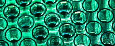 Üst görüş test tüplerini kapatın. Bilim laboratuarında 96 kuyu mikro levhası mavi neon ışığın altında. Bilimsel araştırma konsepti