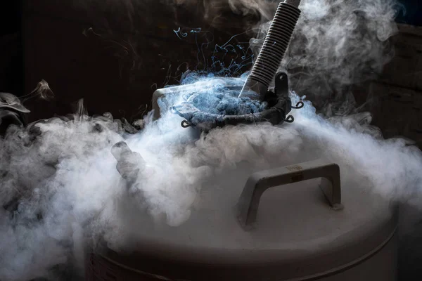 Metal silindirden beyaz duman çıkıyor ve içinde kimyasallar var.