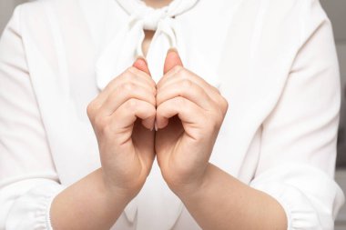 Balayam egzersizleri sırasında kadınların ellerini kapat. Saç büyütmek ve sağlıklı saçlar için tırnaklarını ovalamayı içeren bir yoga asanası.