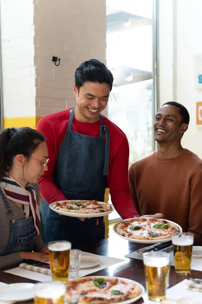 Servitören Serverar Delikat Pizza Till Grupp Vänner Som Sitter Ett — Stockfoto