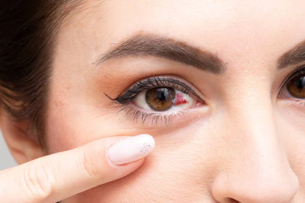 Primopie Des Gesichts Einer Jungen Frau Die Mit Dem Finger — Stockfoto