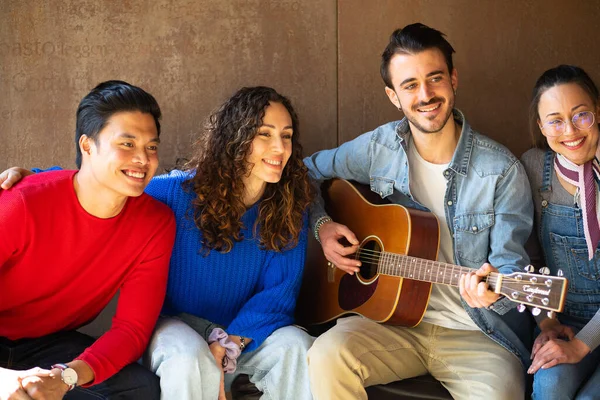 Grupo Amigos Disfrutando Posando Para Foto Tipo Con Chaqueta Mezclilla — Foto de Stock